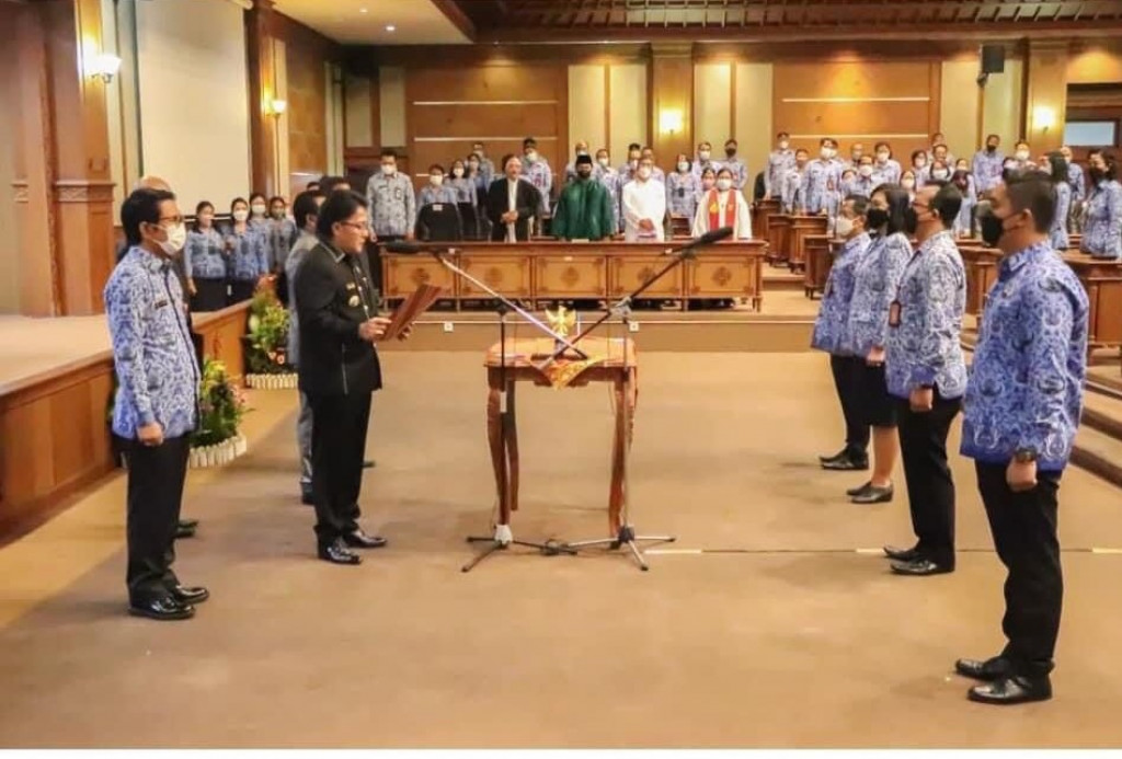 Tingkatkan Kinerja Penyelenggaraan Tugas dan Pelayanan Publik Bupati Giri Prasta Lantik Pejabat Eselon III dan Eselon IV